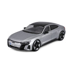Modellauto Audi RS e-tron GT silber von 2022 im Maßstab 1:18