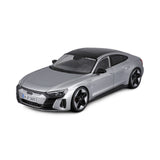 Modellauto Audi RS e-tron GT silber von 2022 im Maßstab 1:18