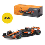 Modellauto McLaren MCL38 von 2024 mit Helm Hardcase orange im Maßstab 1:24