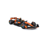 Bburago McLaren MCL38 ´24, mit Helm Modellauto im Showcase 1:24