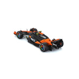 Bburago McLaren MCL38 ´24, mit Helm Modellauto im Showcase 1:24
