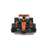 Bburago McLaren MCL38 ´24, mit Helm Modellauto im Showcase 1:24