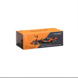 Bburago McLaren MCL38 ´24, mit Helm Modellauto im Showcase 1:24