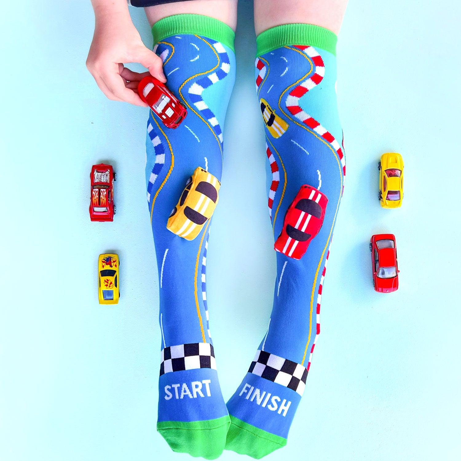 Farbenfrohe Socken mit Auto Muster und 3D Applikationen, 6-99 Jahre geeignet