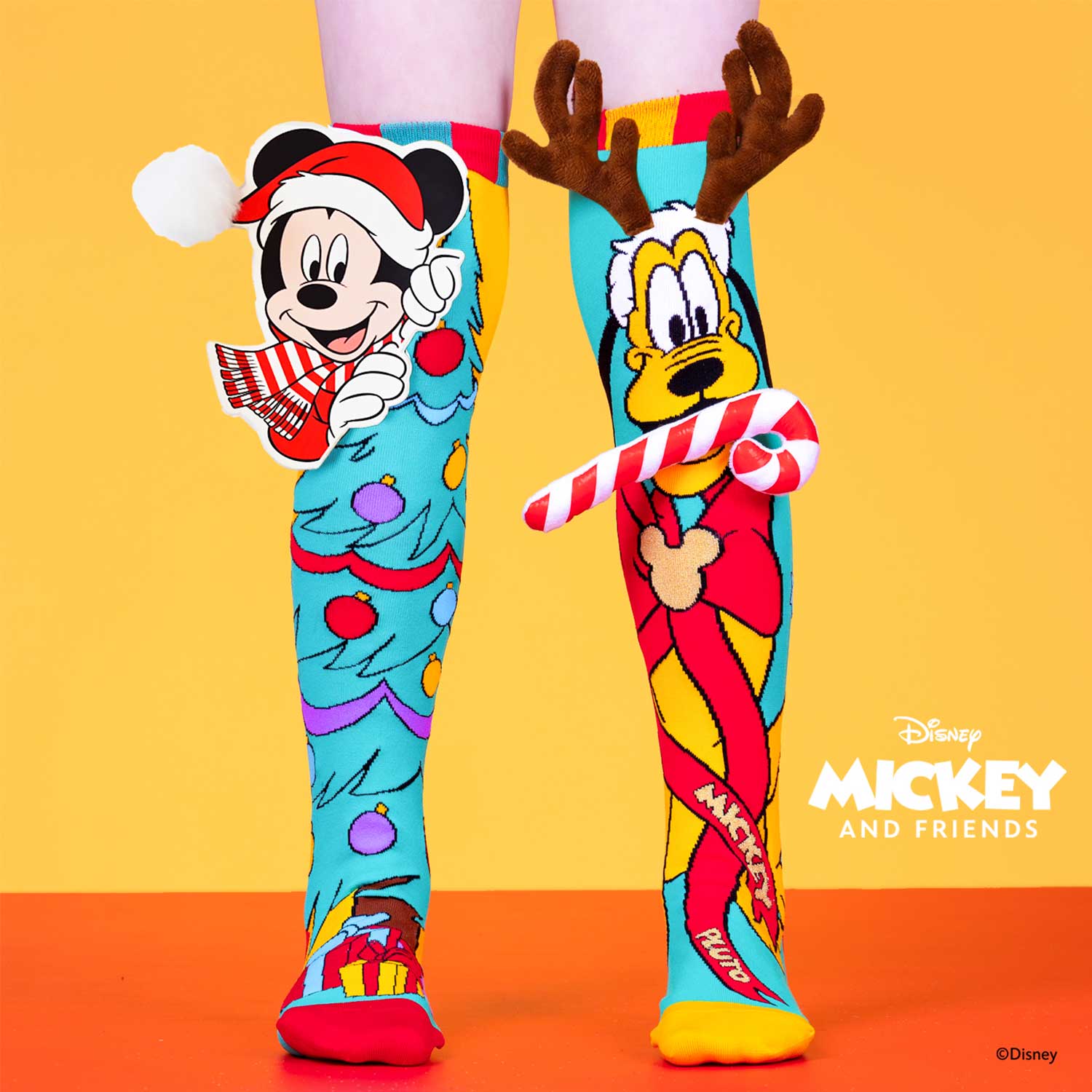 Farbenfrohe Socken mit Mickeys Christmas Muster und 3D Applikationen, 6-99 Jahre geeignet