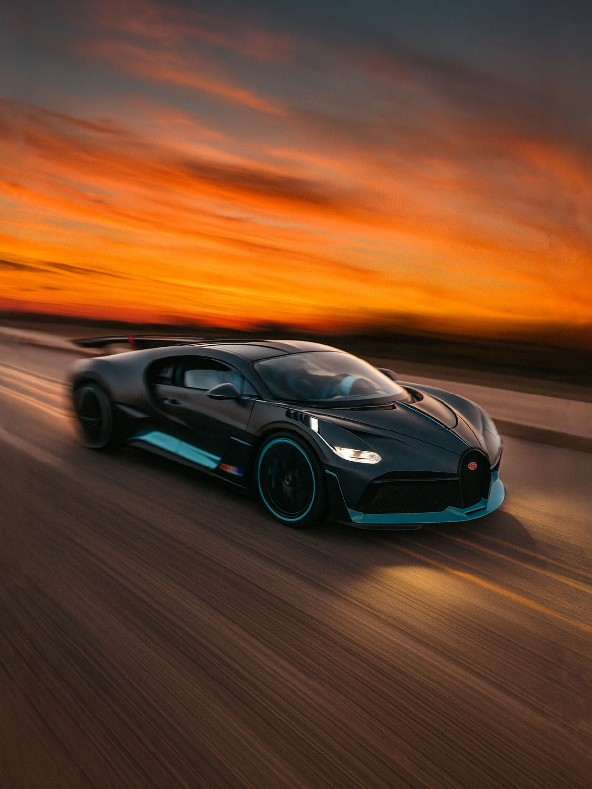 Rennauto vor Sonnenuntergang